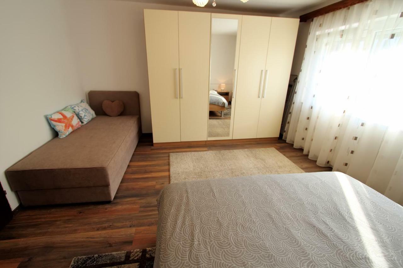 Nikolina I Katarina Apartman Otocsán Kültér fotó